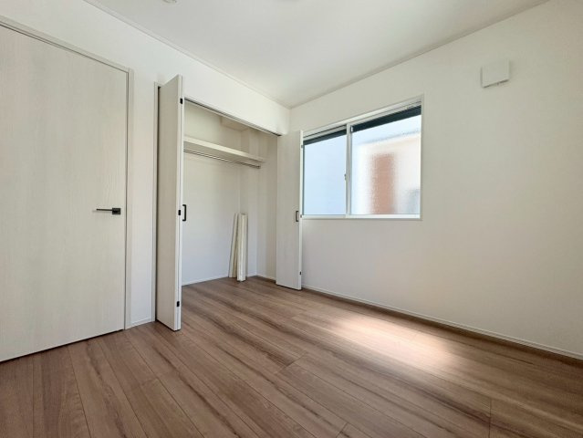 新築戸建　岐阜市加納南陽町　全2区画分譲の寝室|全居室にたっぷり収納できる大型収納を設置。窓ガラスは断熱性能や結露防止効果の高いペアガラスです。