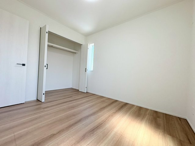 新築戸建　岐阜市加納南陽町　全2区画分譲の洋室|全居室にたっぷり収納できる大型収納を設置。窓ガラスは断熱性能や結露防止効果の高いペアガラスです。