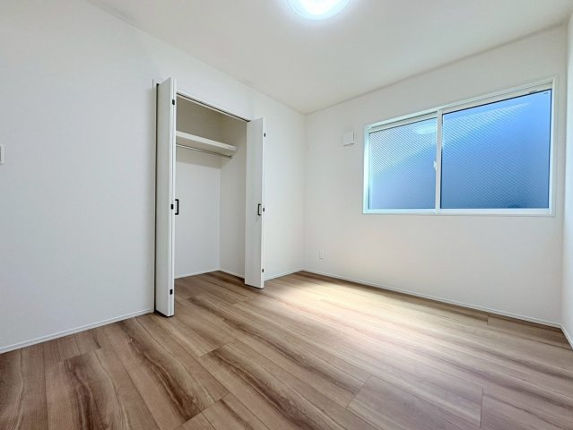 新築戸建　岐阜市加納南陽町　全2区画分譲の洋室|全居室にたっぷり収納できる大型収納を設置。窓ガラスは断熱性能や結露防止効果の高いペアガラスです。