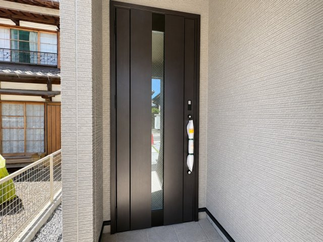 新築戸建　岐阜市加納南陽町　全2区画分譲の玄関|玄関ドアの鍵はディンプルキーと内側はサムターンキーになっており防犯性の高い仕様になっています。