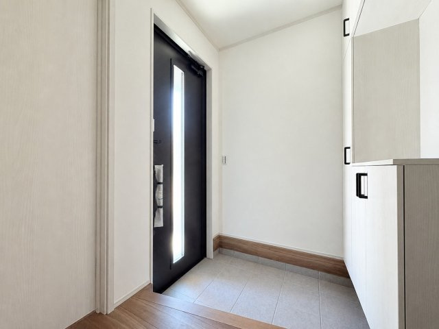 新築戸建　岐阜市加納南陽町　全2区画分譲の玄関|大容量のシューズ収納付きで玄関周りもすっきり！玄関ドアからの光が玄関ホールを明るくしてくれます。