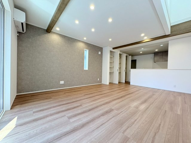 新築戸建　岐阜市加納南陽町　全2区画分譲の居間・リビング|南向きで日当たりもよく大きな窓がリビング全体に光と風を運びます。ご家族でゆとりある暮らしができます。