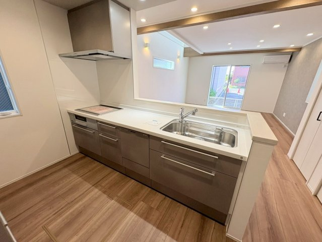 新築戸建　岐阜市加納南陽町　全2区画分譲のキッチン|機能的なシステムキッチンです。収納力に優れた大容量の引出しでキッチン回りがスッキリ片付きます。