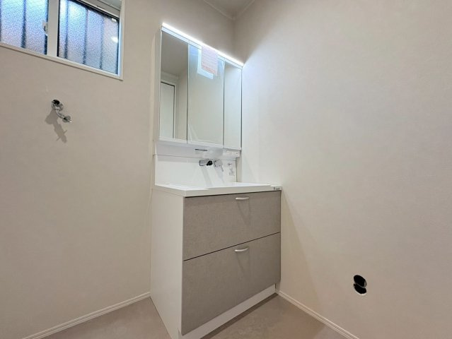 新築戸建　岐阜市加納南陽町　全2区画分譲の独立洗面台|洗面洗髪化粧台です。物件により三面鏡または一面鏡の場合があります。詳しくは担当者までお問合せ下さい。