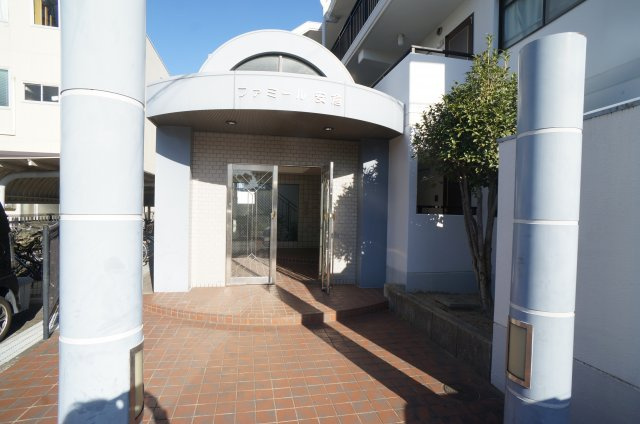 ファミール安倉のエントランス