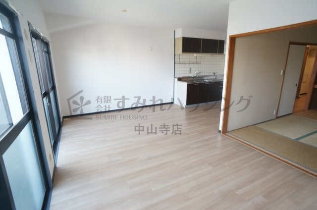 ファミール安倉の居間・リビング|参考、同建物・反転間取りの号室