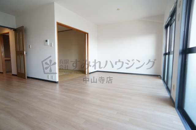 ファミール安倉の居間・リビング|参考、同建物・反転間取りの号室