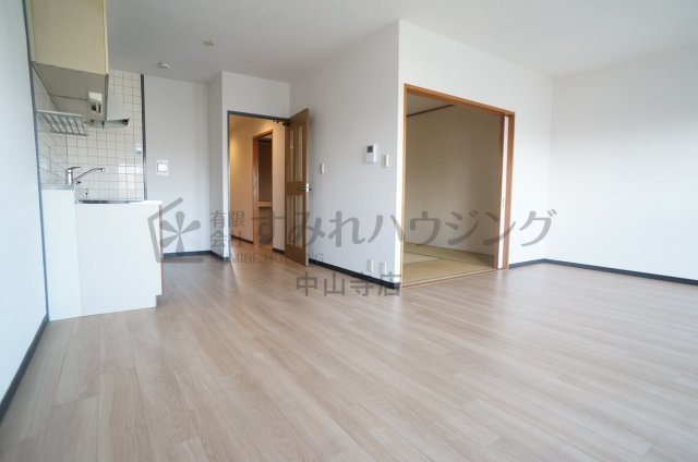 ファミール安倉の居間・リビング|参考、同建物・反転間取りの号室