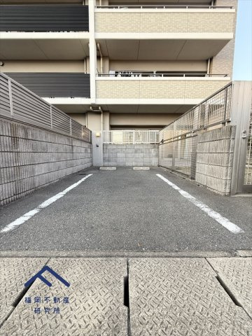 エイリックタウン箱崎公園ファミリア EAST棟の駐車場