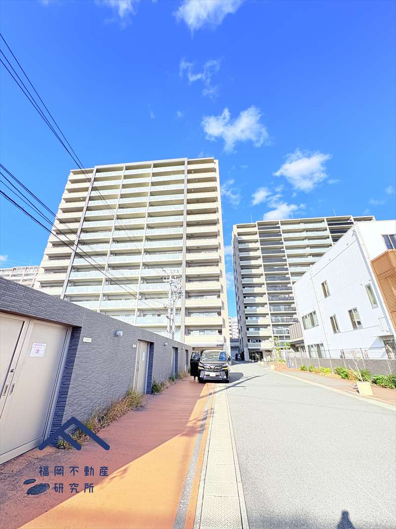 エイリックタウン箱崎公園ファミリア EAST棟の外観