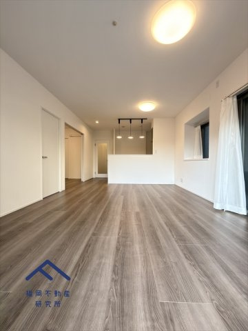 エイリックタウン箱崎公園ファミリア EAST棟の居間・リビング