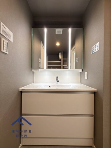 エイリックタウン箱崎公園ファミリア EAST棟の独立洗面台