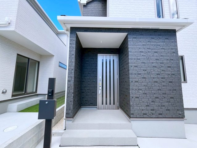 うるま市字川田の新築一戸建の玄関