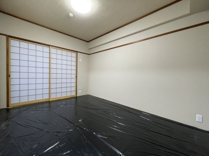 ネオハイツ並木の洋室|和室6帖からもベランダへの出入りが可能です。