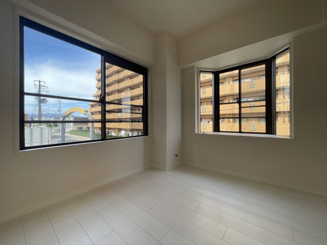 ネオハイツ並木の洋室|北側洋室も二面採光で明るい室内です。
角部屋なので解放感のある出窓付♪