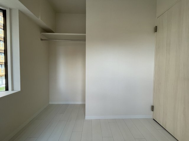 ネオハイツ並木の収納|北側洋室は収納扉無しタイプで見せる収納です。収納扉が無いことにより圧迫感が無くお部屋が広く感じます！