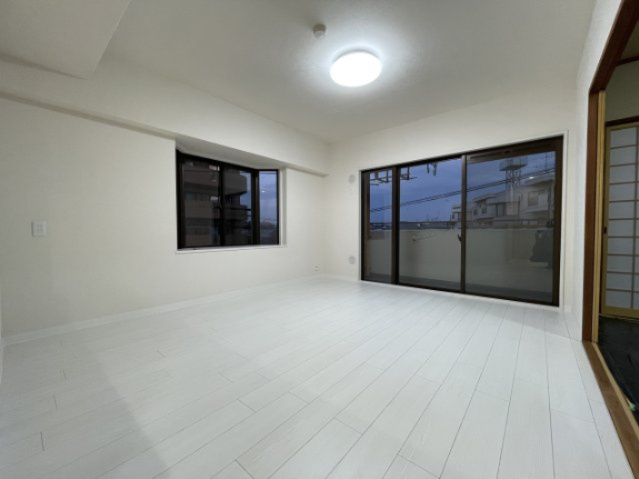 ネオハイツ並木の居間・リビング|壁・天井・フローリングは張替え済みです(^^)/
白いフローリングは光が反射しとても明るい室内です。