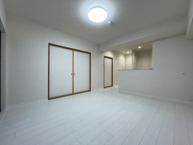 ネオハイツ並木の居間・リビング|襖を開放すると続き和室がございますので広々を使用することも、個室として使用することも出来るので便利な間取りです。