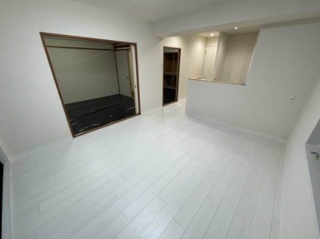 ネオハイツ並木の居間・リビング|角部屋の為、リビングは二面採光にて陽当たり◎採光◎解放感◎