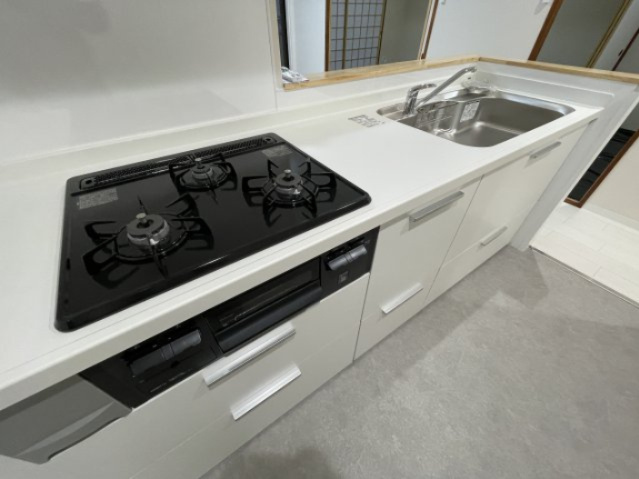 ネオハイツ並木のキッチン|ガスコンロは3口ございますので、まとめてたくさんのお料理を造る事が出来ます！
対面キッチンなので解放感がありますね♪