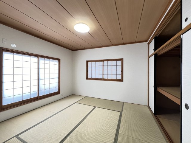 香芝市北今市6丁目の和室|2F和室８帖　大きい押入れ付き