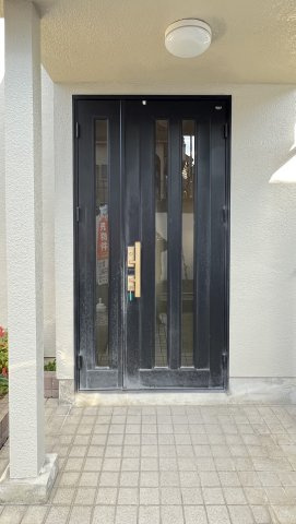 香芝市北今市6丁目の玄関|屋根のある玄関で雨の日も安心