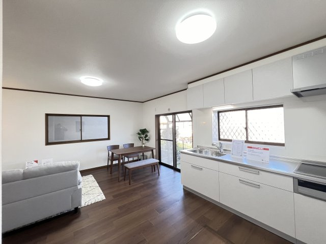 香芝市北今市6丁目の居間・リビング|キッチンの窓からも自然光があります