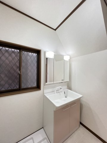 香芝市北今市6丁目の洗面所|鏡の裏が収納できる洗面化粧台