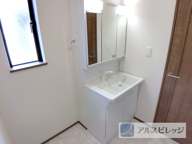 新築/新座市あたご3丁目　全2棟の独立洗面台|朝の支度にも助かる、独立の洗髪洗面化粧台