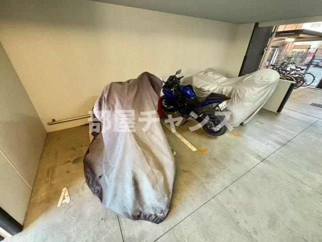 プレサンス名古屋STATIONディーヴァの駐車場