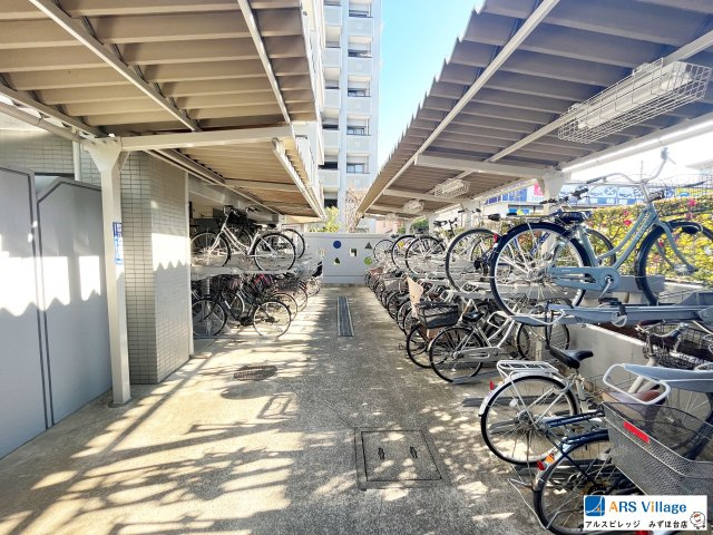 アーベインふじみ野キッズプレースの駐輪場|屋根付きなので雨から自転車を守ります