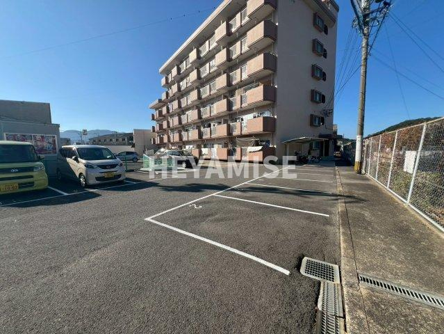 溝川ハイツの駐車場
