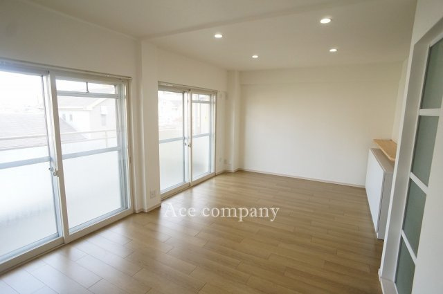 【居間・リビング】 | ハイマート若江2号棟 | 【LDK：約17帖】ダウンライト新設☆スイッチ・コンセントも交換済みです☆