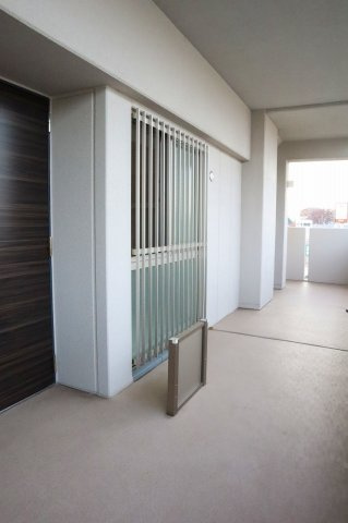 サーパス南田宮のエントランス|玄関前には、専用のゴミ置き場があります。1階まで降りることなくごみを出すことが出来ます。