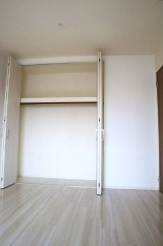 サーパス南田宮の洋室|洋室①6.5帖のクローゼット