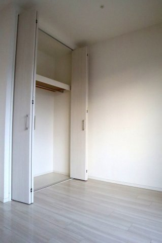 サーパス南田宮の収納|リビング隣の洋室③5.2帖のクローゼット