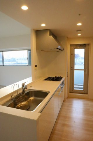 サーパス南田宮のキッチン|勝手口からバルコニーへ