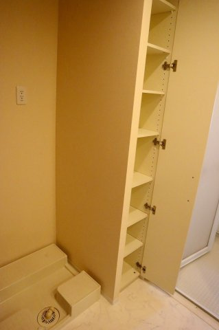 サーパス南田宮のランドリースペース|収納スペースあり。