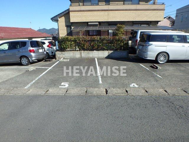 ショコラ城山台の駐車場