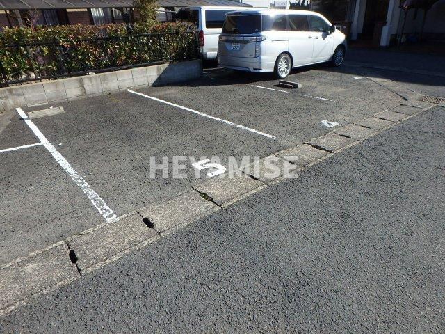 ショコラ城山台の駐車場
