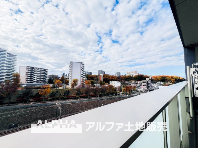 プレシス多摩永山レヴィエの展望|【outward appearance】
◆バルコニー◆家から望む空はブルースカイ。隔てるものは何もなく、そこにあるのは青い空と白い雲の景色がこの街の彩りを演出している。