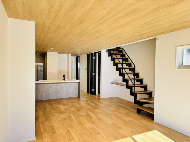 八王子市　めじろ台　新築一戸建ての居間・リビング|～21.7帖の開放感あるLDK、家族団欒の時間をお過ごしいただけます～