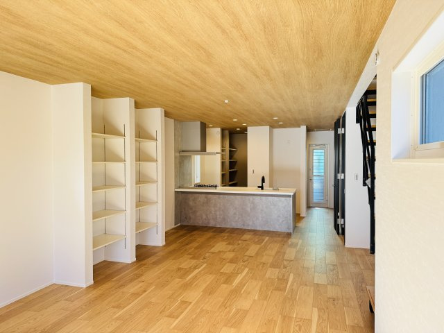 八王子市　めじろ台　新築一戸建ての内装|～21.7帖の開放感あるLDK、家族団欒の時間をお過ごしいただけます～