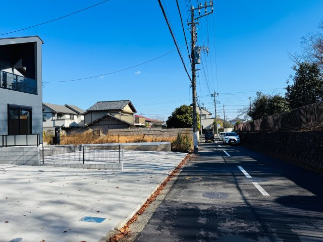 八王子市　めじろ台　新築一戸建ての前面道路含む現地写真|～南6ｍ道路につき陽当たり良好、駐車もしやすいです～