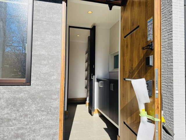 八王子市　めじろ台　新築一戸建ての玄関|～シューズインクローク付き　物が溢れがちな玄関をスッキリとした状態に保てます～