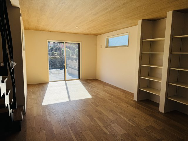 八王子市　めじろ台　新築一戸建ての居間・リビング|～21.7帖の開放感あるLDK、家族団欒の時間をお過ごしいただけます～