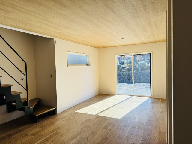 八王子市　めじろ台　新築一戸建ての居間・リビング|～21.7帖の開放感あるLDK、家族団欒の時間をお過ごしいただけます～