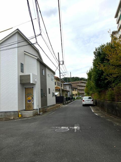 【前面道路含む現地写真】 | ブルーミングガーデン　稲城市大丸３棟／１期２号棟 | 2025年11月6日撮影前面道路 