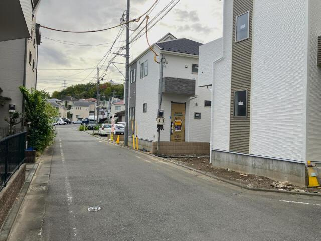 【前面道路含む現地写真】 | ブルーミングガーデン　稲城市大丸３棟／１期２号棟 | 2025年11月6日撮影前面道路 