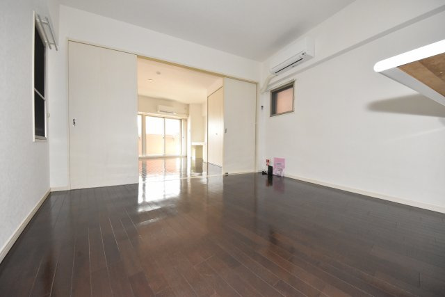 ビエラ江戸堀民泊可の居間・リビング